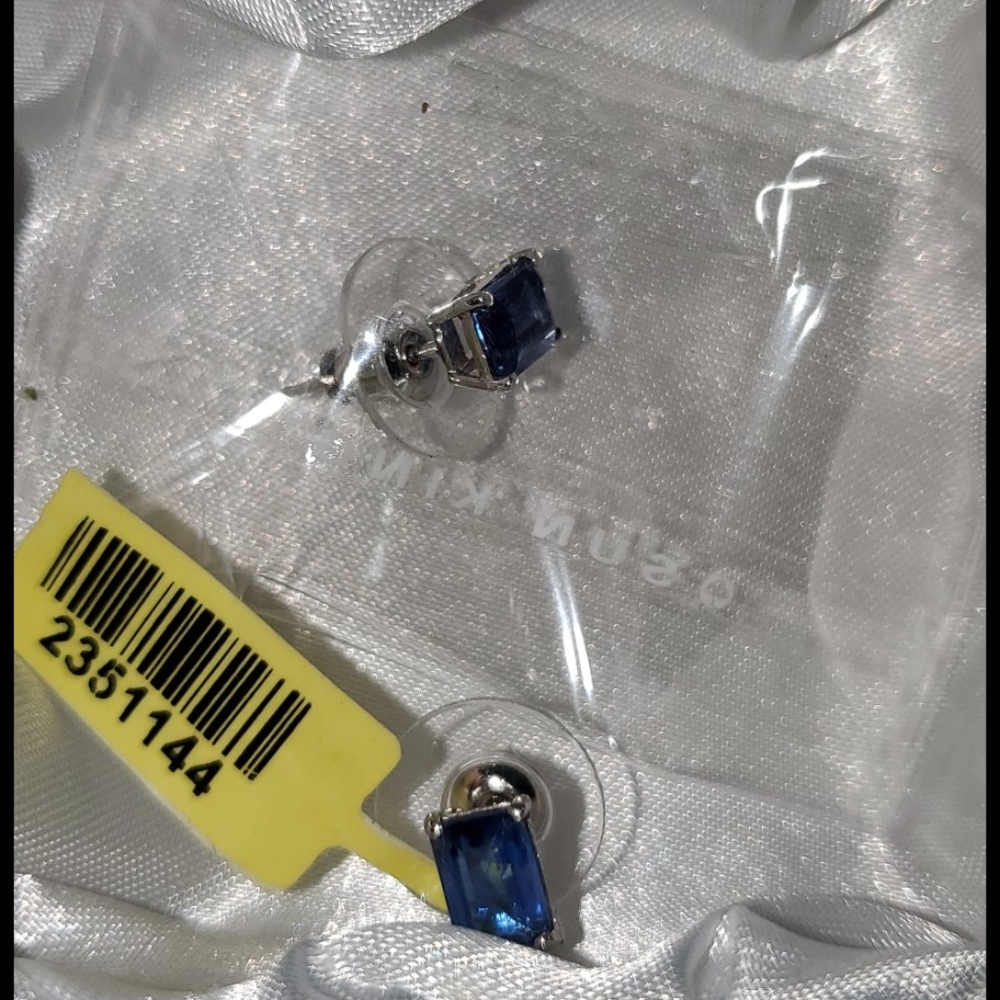 One pair of earrings